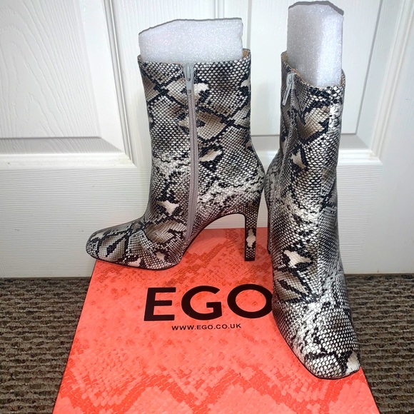 NEVER BEEN WORN Nude Snake Skin Heeled Booties - Picture 2 of 7